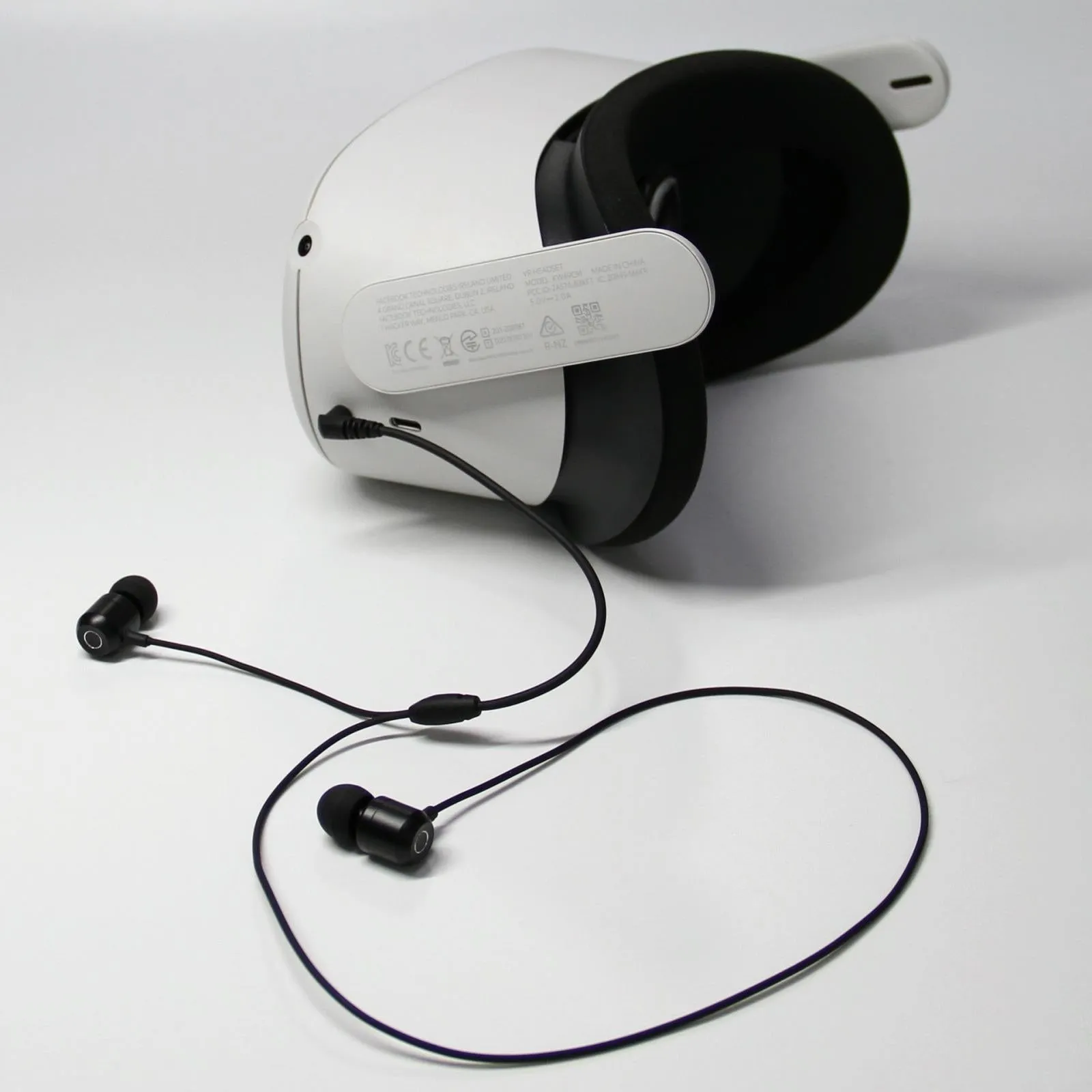 Aluminum 3.5mm Earbuds for Meta Quest 2 - Compact and Durable